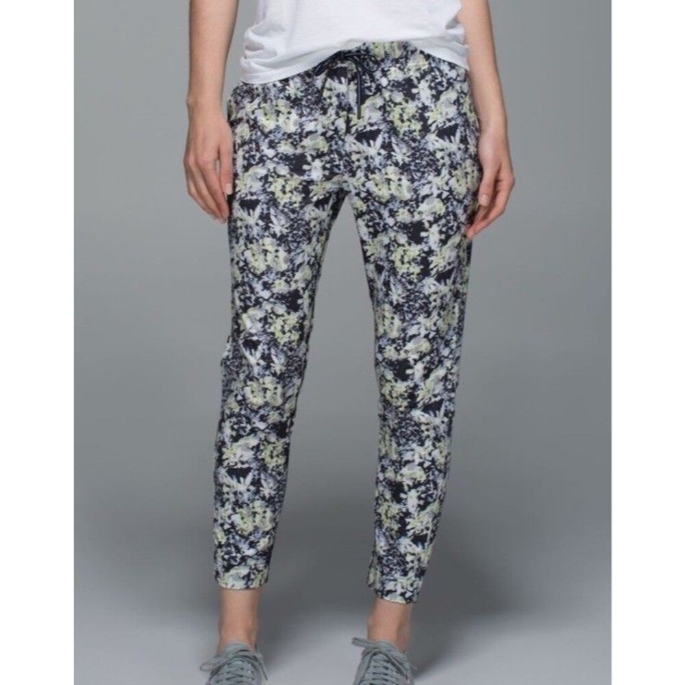 Lululemon Size 6 Jet Crop Pants Multicolor Floral